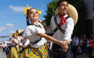 Matamoros, Tamaulipas, Meksika - 20 Kasım 2019: The Mexico Revolution Day Parade, geleneksel kıyafet giyen Meksikalı dansçılar geçit töreninde gösteri yapıyorlar.