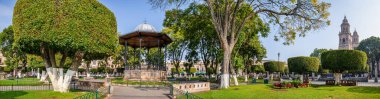 Sabah Morelia Meydanı 'nda. Arka planda Katedral, Meksika' nın Michoacan Eyaleti.