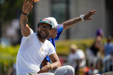 Chicago, Illinois, ABD - 8 Ağustos 2019: The Bud Billiken Parade, Bryan James Sledge, büyük mareşal, tören sırasında seyircilere el sallıyor