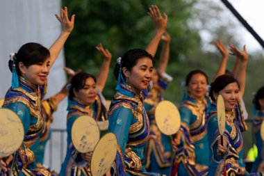 St. Louis, Missouri, ABD - 25 Ağustos 2019: Uluslar Festivali, Tower Grove Park, St. Louis Modern Çin Okulu üyeleri, geleneksel giysiler giyerek, Çin 'den geleneksel danslar yaparak