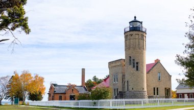 Mackinaw City 'deki Old Lighthouse, Mackinac Boğazı' nda sonbahar boyunca, Michigan, ABD.