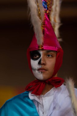 Indianapolis, Indiana, ABD - 2 Kasım 2019: Ölüler Günü, Meksika 'nın Campeche eyaletinden genç erkekler Quetzales dansını icra ediyor