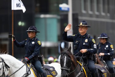 Houston, Teksas, ABD - 28 Kasım 2019: H-E-B Şükran Günü Geçidi, Atlı Polis Memurları Grubu, geçit töreninde insanlara el sallıyorlar.