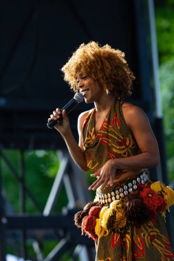 St. Louis, Missouri, ABD - 24 Ağustos 2019: Uluslar Festivali, Tower Grove Park, Ölçüsüz Dans Tiyatrosu Üyeleri, geleneksel giysiler giyerek geleneksel Afrika dansları yaparak