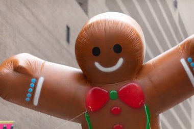 Houston, Teksas, ABD - 28 Kasım 2019 H-E-B Şükran Günü Geçidi, geçit töreninde dev bir noel kurabiyesi şeklinde balon