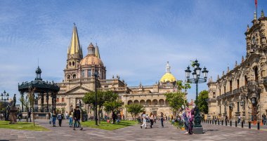 Guadalajara, Jalisco, Meksika - 23 Kasım 2019: Guadalajara, Guadalajara Katedrali ve Parroquia el Sagrario Metropolitano ile birlikte, ölüm bayramının tadını çıkaran turistler ve yerliler