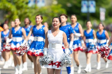 Arlington, Teksas, ABD - 4 Temmuz 2019: Arlington 4 Temmuz Geçit Töreni, Sam Houston Lisesi üyeleri, ponpon kızlar, geçit töreninde