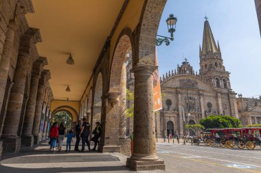 Guadalajara, Jalisco, Meksika - 23 Kasım 2019: Belediye Sarayı 'ndan Guadalajara Katedrali manzarası