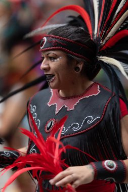 Houston, Teksas, ABD - 28 Kasım 2019: H-E-B Şükran Günü Geçit Töreni, Büyük Amerikan Yerlileri Houston Bölgesi Üyeleri, geçit töreninde geleneksel giysiler giydiler.