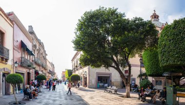 Santiago de Queretaro, Queretaro, Meksika - 24 Kasım 2019: St. Claire 'in Kutsal Yüreği Kilisesi' nin yanındaki Francisco I Madero caddesinde günün tadını çıkaran insanlar
