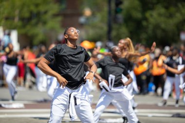 Chicago, Illinois, ABD - 8 Ağustos 2019: The Bud Billiken Parade, South Shore Tatbikat Ekibi üyeleri geçit töreninde