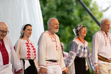 St. Louis, Missouri, ABD - 25 Ağustos 2019: Uluslar Festivali, Tower Grove Park, Uluslararası Halk Dansları Derneği üyeleri, geleneksel giysiler giyerek, geleneksel Avrupa dansları yaparak
