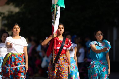 Matamoros, Tamaulipas, Meksika - 20 Kasım 2019: Meksika Devrim Günü Geçidi, Öğrenci Onur Yürüyüşü, Meksika bayrağını Sexta Sokağı 'nda indiren