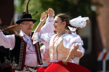 Whiting, Indiana, ABD - 27 Temmuz 2019: Pierogi Festivali, geleneksel kıyafetler giyen bir çift Slovak geleneksel dans gösterisi