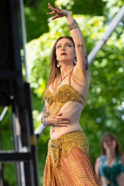 St. Louis, Missouri, ABD - 24 Ağustos 2019: Uluslar Festivali, Tower Grove Park, Arap İpek Üyeleri, geleneksel giysiler giyerek, geleneksel Orta Doğu dansları yaparak
