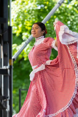 St. Louis, Missouri, ABD - 24 Ağustos 2019: Uluslar Festivali, Tower Grove Park, Kolombiya Folklor Grubu Üyeleri, geleneksel giysiler giyerek, Kolombiya 'dan geleneksel danslar yaparak