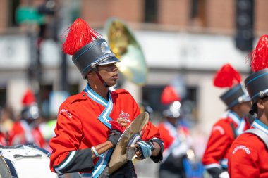 Chicago, Illinois, ABD - 8 Ağustos 2019: The Bud Billiken Parade, Kenwood Lisesi Bandosu üyeleri, geçit töreninde
