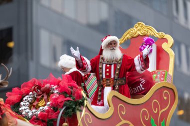 Houston, Teksas, ABD - 28 Kasım 2019: H-E-B Şükran Günü Geçidi, Noel Baba ve Noel Baba kızaklarında seyircilere el sallıyorlar.