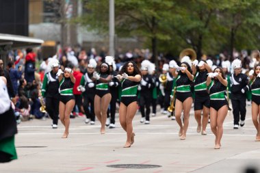 Houston, Teksas, ABD - 28 Kasım 2019: H-E-B Şükran Günü Geçidi, Stephen F. Austin Lisesi ponpon kız takımı üyeleri, geçit töreninde