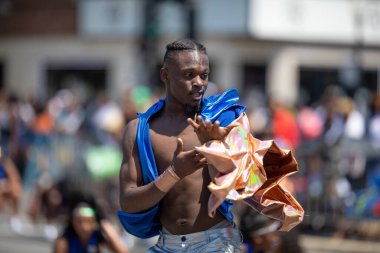 Chicago, Illinois, ABD - 8 Ağustos 2019: The Bud Billiken Parade, Dansçı takımı Martin Luther King caddesindeki geçit töreninde