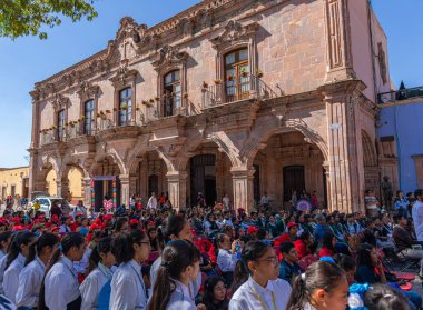 Dolores Hidalgo, Guanajuato, Meksika - 25 Kasım 2019: Öğrenciler, öğretmenler, aileler ve ziyaretçiler Casa de Visitas önünde kültürel bir gösterinin keyfini çıkarıyorlar