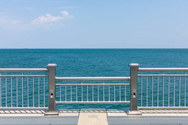 Whiting, Indiana, ABD 'deki bir rıhtımın sonundaki Michigan Gölü manzarası.