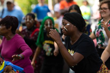 St. Louis, Missouri, ABD - 24 Ağustos 2019: Uluslar Festivali, Tower Grove Park, Kongo Davulları ve Dansı Üyeleri, geleneksel giysiler giyerek, geleneksel Kongo şarkıları ve dansları söyleyerek