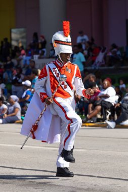 Indianapolis, Indiana, ABD - 28 Eylül 2019: The Circle City Classic Parade, Benton Harbor Lisesi Tiger Band üyeleri, geçit töreninde