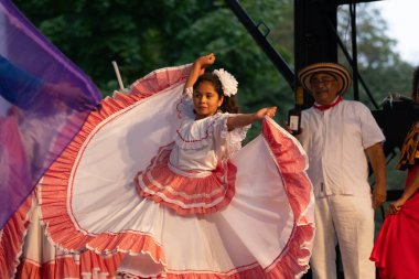 St. Louis, Missouri, ABD - 25 Ağustos 2019: Uluslar Festivali, Tower Grove Park, Grupo Atlantico üyeleri, geleneksel giysiler giyerek, Kolombiya 'dan geleneksel danslar yaparak