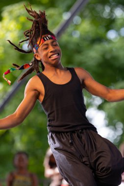 St. Louis, Missouri, ABD - 24 Ağustos 2019: Uluslar Festivali, Tower Grove Park, Sunshine Community Performance Ensemble üyeleri, geleneksel kıyafetler giyerek, Batı Afrika 'dan geleneksel müzik dansları yaparak