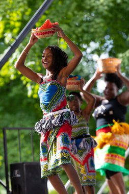 St. Louis, Missouri, ABD - 24 Ağustos 2019: Uluslar Festivali, Tower Grove Park, Sunshine Community Performance Ensemble üyeleri, geleneksel kıyafetler giyerek, Batı Afrika 'dan geleneksel müzik dansları yaparak