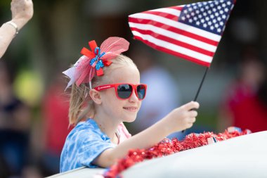 Arlington, Teksas, ABD - 4 Temmuz 2019: Arlington 4 Temmuz Geçit Töreni sırasında Amerikan bayrağını sallayan Çocuk