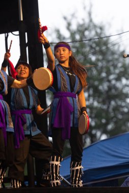 St. Louis, Missouri, ABD - 25 Ağustos 2019: Uluslar Festivali, Tower Grove Park, St. Louis Eisa Okinawa Kenjin-Kai üyeleri, geleneksel kıyafetler giyerek, geleneksel Okinawan, Japon davul dansı yaparak