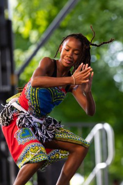 St. Louis, Missouri, ABD - 24 Ağustos 2019: Uluslar Festivali, Tower Grove Park, Sunshine Community Performance Ensemble üyeleri, geleneksel kıyafetler giyerek, Batı Afrika 'dan geleneksel müzik dansları yaparak