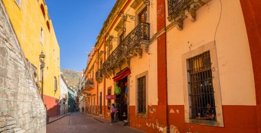 Guanajuato, Guanajuato, Meksika - 25 Kasım 2019: Del Truco Caddesi 'ndeki koloni binalarının fotoğrafını çeken turist