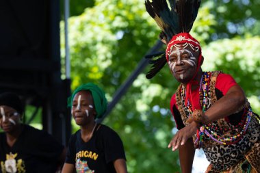 St. Louis, Missouri, ABD - 24 Ağustos 2019: Uluslar Festivali, Tower Grove Park, Kongo Davulları ve Dansı Üyeleri, geleneksel giysiler giyerek, geleneksel Kongo şarkıları ve dansları söyleyerek