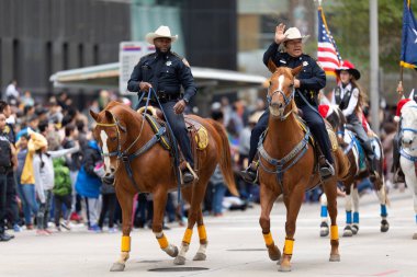 Houston, Teksas, ABD - 28 Kasım 2019: H-E-B Şükran Günü Geçidi, Atlı Polis Memurları Grubu, geçit töreninde insanlara el sallıyorlar.
