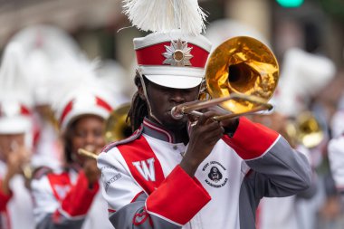 New Orleans, Louisiana, ABD - 30 Kasım 2019: Bayou Klasik Geçit Töreni, West Jefferson Bandosu üyeleri geçit töreninde
