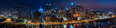 Pittsburgh, Pensilvanya Eyaleti, Amerika Birleşik Devletleri, Monongahela Nehri 'nin karşısında şafakta görüldüğü gibi.