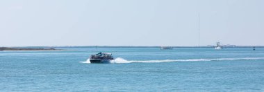 Güney Padre Adası, Teksas, ABD - 19 Kasım 2019: Brazos Santiago Geçidi 'nde küçük bir balıkçı teknesi