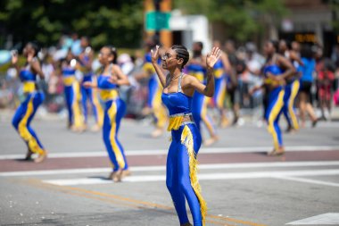 Chicago, Illinois, ABD - 8 Ağustos 2019: The Bud Billiken Parade, Altın Şövalyeler Talim Takımı üyeleri geçit töreninde