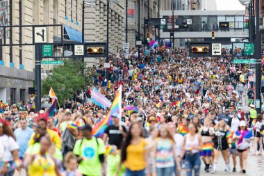 Cincinnati, Ohio, ABD - 22 Haziran 2019: The Cincinnati Pride Parade, Onur Yürüyüşü sırasında asma caddesinde yürüyen insanların sayısı
