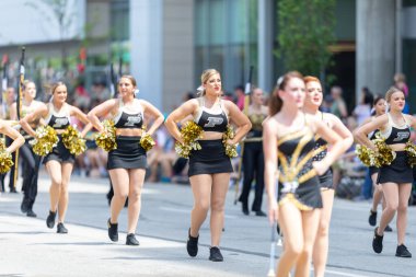 Indianapolis, Indiana, ABD - 25 Mayıs 2019: Indy 500 Geçit Töreni, Purdue Üniversitesi 'nden ponpon kızlar