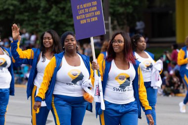 Indianapolis, Indiana, ABD - 28 Eylül 2019: The Circle City Klasik Geçit Töreni sırasında su güvenliğini destekleyen kadınlar