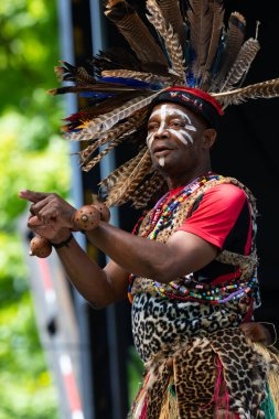 St. Louis, Missouri, ABD - 24 Ağustos 2019: Uluslar Festivali, Tower Grove Park, Kongo Davulları ve Dansı Üyeleri, geleneksel giysiler giyerek, geleneksel Kongo şarkıları ve dansları söyleyerek