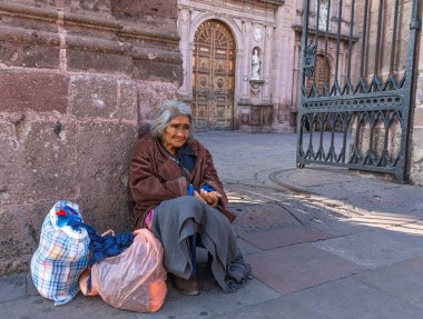 Morelia, Michoacan, Meksika - 24 Kasım 2019 Morelia Katedrali girişinde dilenci