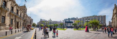 Guadalajara, Jalisco, Meksika - 23 Kasım 2019: Guadalajara, Jalisco, Meksika - 23 Kasım 2019: Devlet Sarayı 'nın yanındaki Plaza de Armas' da günün tadını çıkaran insanlar