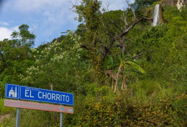 El Chorrito, Tamaulipas, Meksika, 2 Temmuz 2019: Şelale manzaralı Hoş Geldiniz İşareti