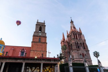 Parroquia de San Miguel de Arcangel ve La Santa Escuela de Cristo, San Miguel de Allende, Guanajuato, Meksika
