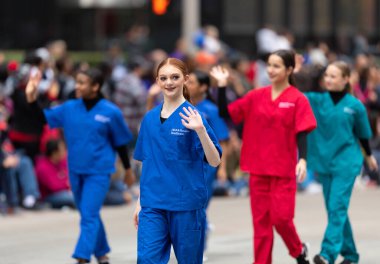 Houston, Teksas, ABD - 28 Kasım 2019: H-E-B Şükran Günü Geçit Töreni sırasında HCA Houston Sağlık Hizmetlerini destekleyen kadınlar